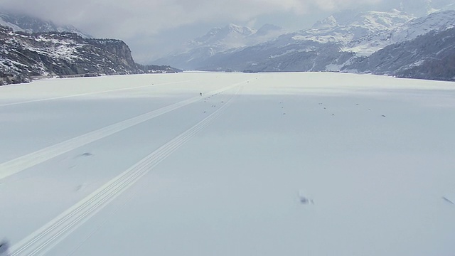 在滑雪场/瑞士滑雪的滑雪者鸟瞰图视频素材