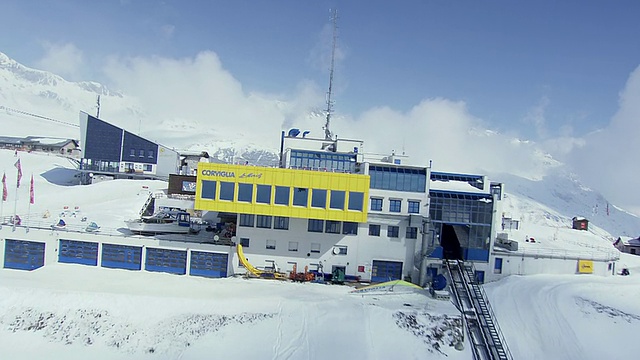 滑雪胜地和滑雪者/瑞士航空视图视频素材