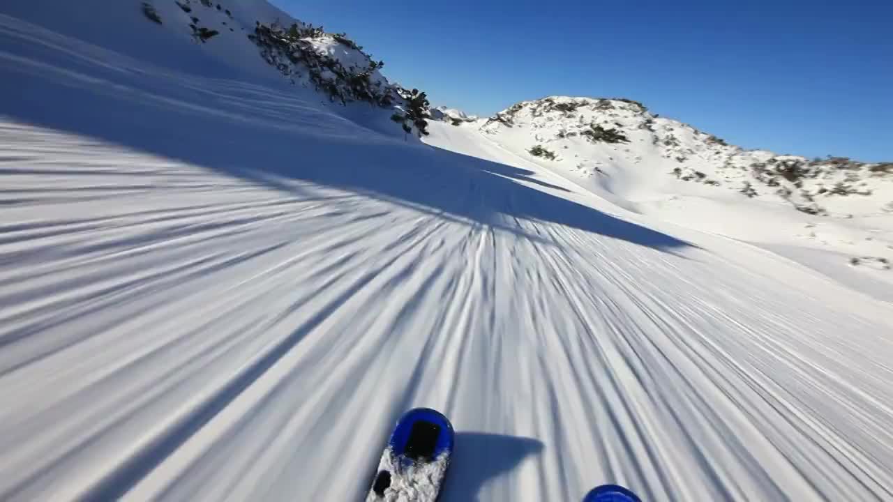 用滑雪板往山下滑雪视频素材