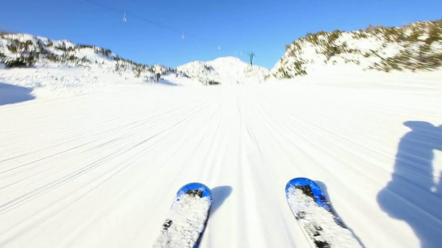 用滑雪板往山下滑雪视频素材