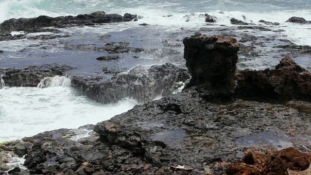 海浪撞击岩石/美国夏威夷考艾岛视频素材