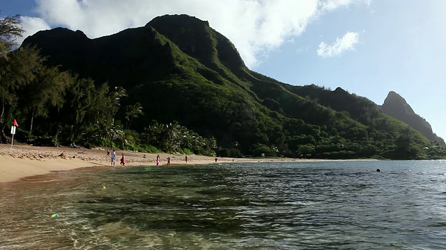 美国夏威夷考艾岛马库阿海滩的海水视频素材