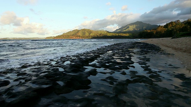 美国夏威夷考艾岛海滩的岩石海岸线视频素材