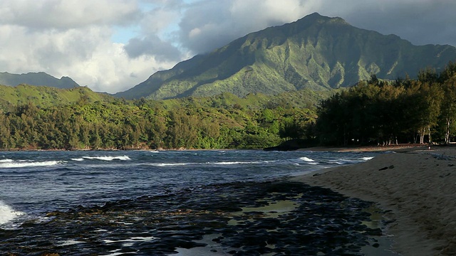 在山/考艾岛前的海纳海滩景观WS视图，夏威夷，美国视频素材