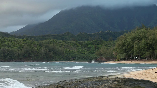 乌云在大洋后面的山脉上流动/考艾岛，夏威夷，美国视频素材