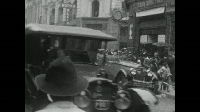 1927年布宜诺斯艾利斯狂欢节上经典汽车驶过的街景。视频素材