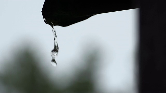 慢镜头:《雨管》视频素材