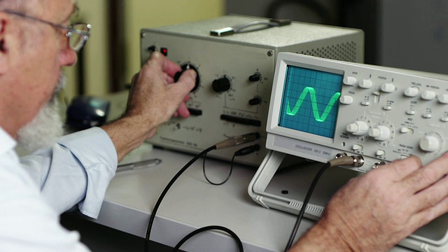 科学家示波器视频素材