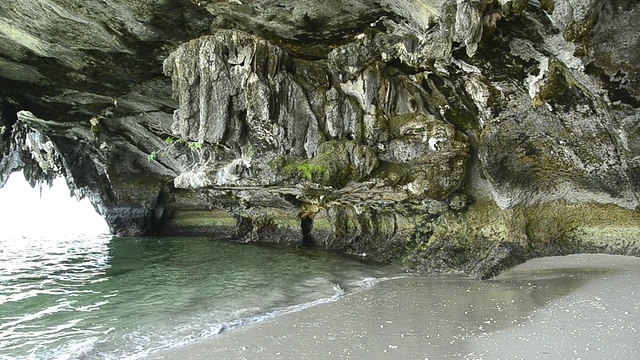 海浪与岩穴视频素材