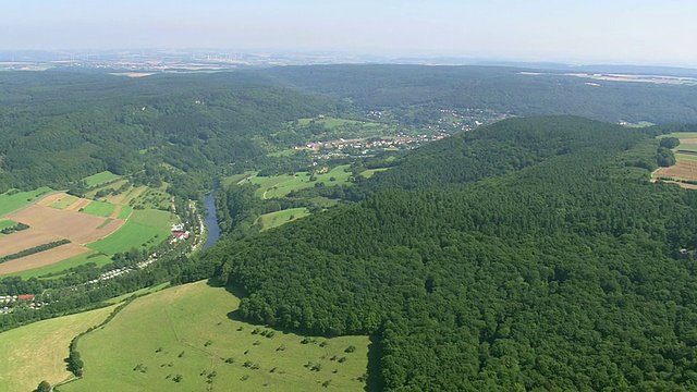 WS AERIAL PAN ZI林区，在Mullerthal区/卢森堡，有城镇和河流偎依在树上视频素材