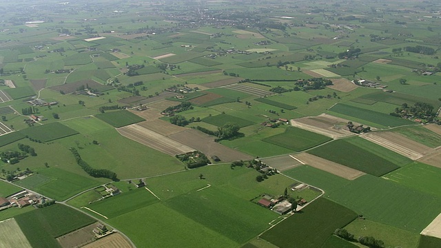 MS AERIAL PAN View of farm land at Belgian Landscape with houses / Flanders，比利时视频素材