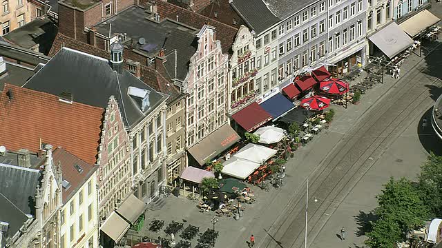 PAN Street View cafÌ©with castle in city / Flanders，比利时视频素材