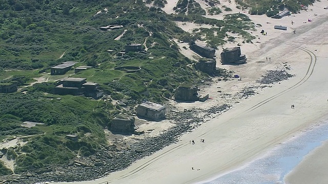 dunkirk海滩/ Pas-de-Calais，法国，WS AERIAL PAN ZI视图视频素材