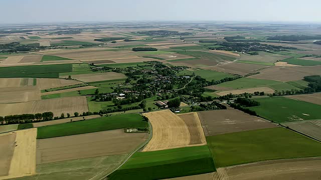 收割机和拖拉机在田间工作的照片/ Pas-de-Calais，法国视频素材