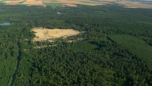 MS AERIAL ZI View of Ermenonville at la de Sable / Picardy，法国视频素材