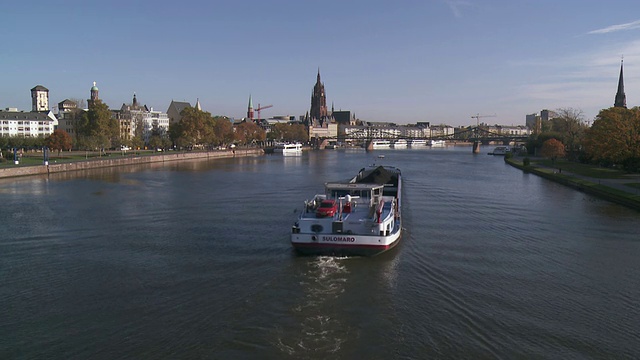 MS Cityscape Frankfurt on Main river and驳船with coal / Frankfurt am Main, Hesse，德国视频素材