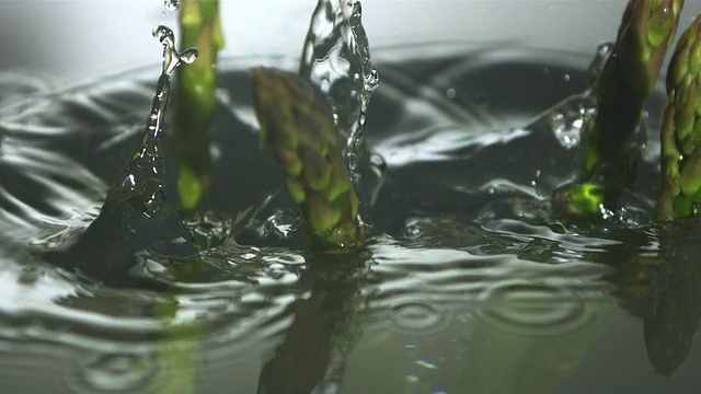 芦笋的茎落在水里视频素材