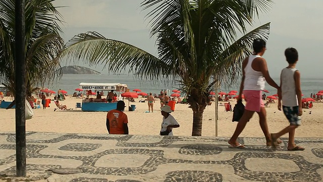 抱着Bodyboard的男孩跑到海滩上视频素材