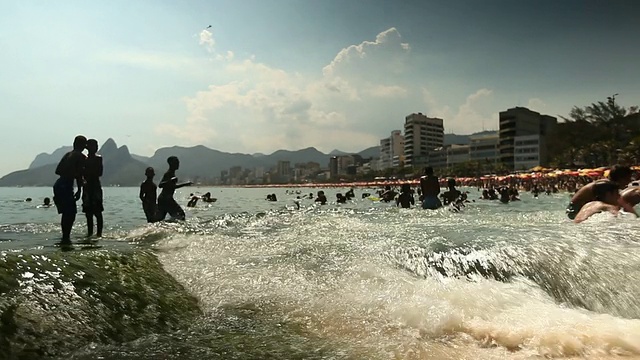 海浪和人的碰撞视频素材