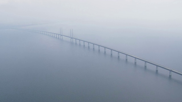 丹麦哥本哈根厄勒海峡大桥的WS AERIAL ZI视图视频素材