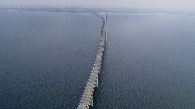 丹麦哥本哈根厄勒海峡大桥鸟瞰图视频素材