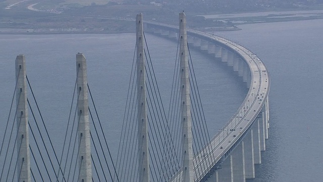 丹麦哥本哈根厄勒海峡大桥鸟瞰图视频素材