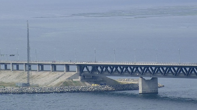 丹麦哥本哈根厄勒海峡大桥的WS AERIAL ZI视图视频素材