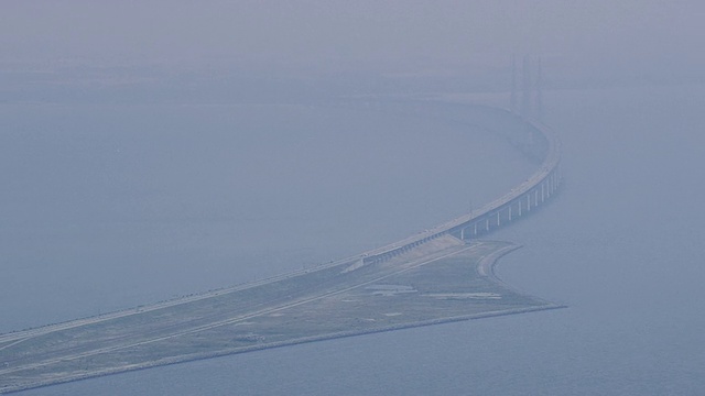 丹麦哥本哈根厄勒海峡大桥鸟瞰图视频素材