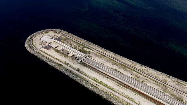 丹麦哥本哈根海峡大桥隧道入口的高空鸟瞰图视频素材