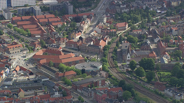 WS AERIAL ZI ZO的房子和街道视图/ Vejle，丹麦视频素材