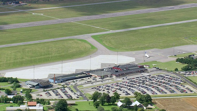 汽车鸟瞰图在停车场和场地/ Viborg，丹麦视频素材