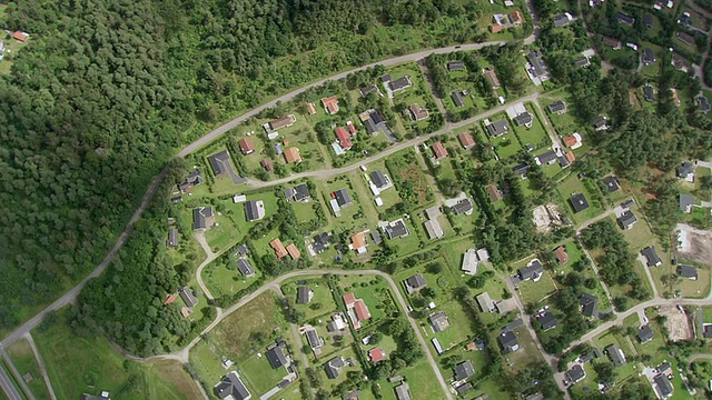 WS AERIAL ZI ZO PAN DS房屋树和房屋视图/ Nordjylland，丹麦视频素材