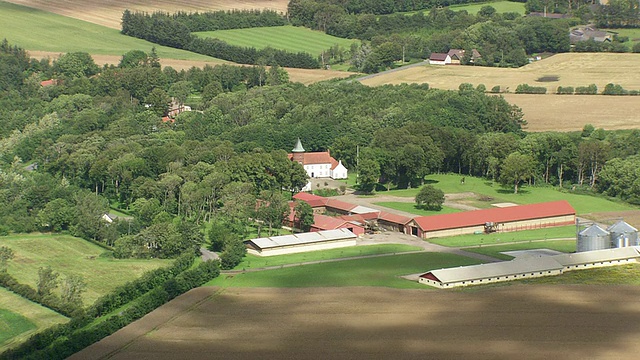 丹麦Sindal / Nordjylland南部庄园住宅的WS AERIAL ZO视图视频素材