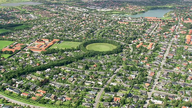 房子和树的视图/ Nordjylland，丹麦视频素材