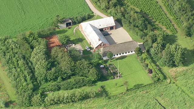 WS AERIAL ZI ZO View of Pig smoke / Ringkobing，丹麦视频素材