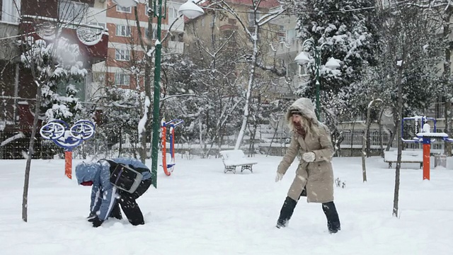 打雪仗视频素材