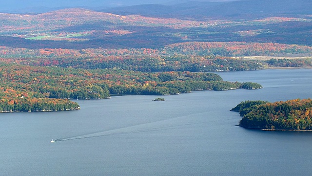 美国佛蒙特州尚普兰湖(Lake Champlain / Vermont)的秋季色彩岛的林地视图视频素材