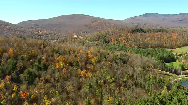 美国佛蒙特州，被树木覆盖的山包围的普利茅斯山口视频素材