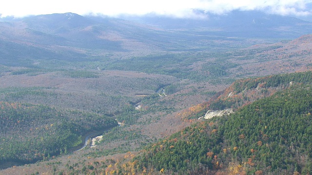 空中全景云图白山在Nat Forest / New Hampshire，美国视频素材