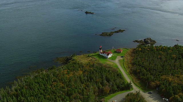 美国缅因州海岸的West Quoddy Head灯塔视频素材