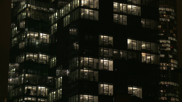 MS Shot of building at Night /法兰克福am Main, Hesse，德国视频素材