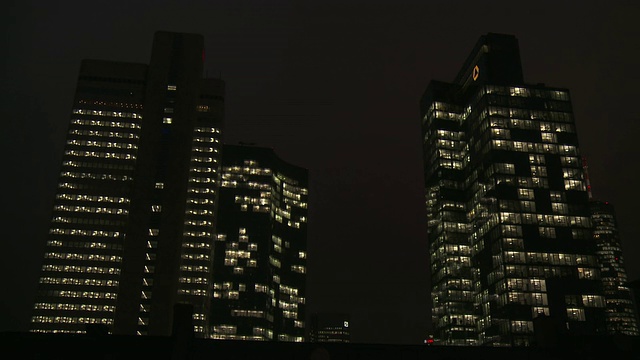 MS Shot of building at Night /法兰克福am Main, Hesse，德国视频素材