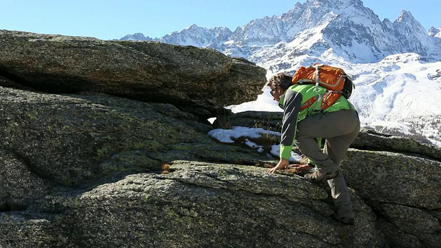 潘在一个徒步旅行者攀登mtn峰顶时，伸出了双臂视频素材