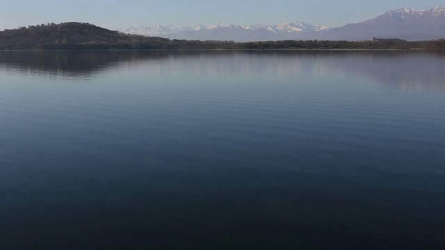 山下的湖面平静下来，水面泛起阵阵涟漪视频素材