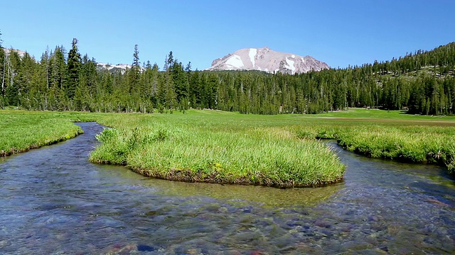 MS View of River in Mt Lassen National Park加州拉森山国家公园/拉森山国家公园，加利福尼亚州，美国视频素材