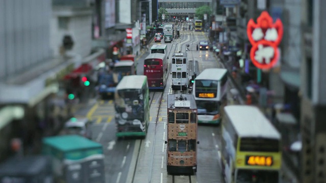 在英国大伦敦的金丝雀码头/伦敦，交通通过建筑物的道路视频素材