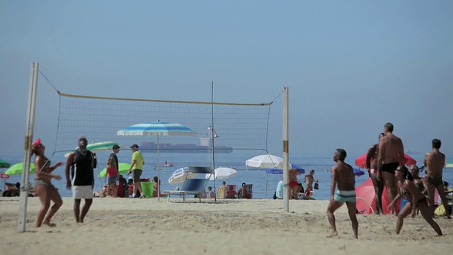 MS Men and women playing volleyball on Ipanema Beach at里约热内卢de Janiero /里约热内卢de Janeiro，巴西视频素材