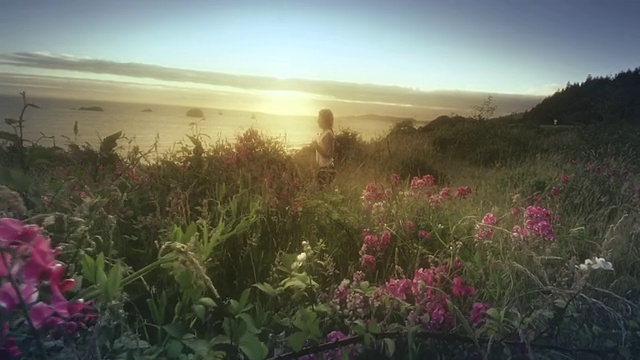 MS SLO MO POV TS女子跑步trail by Pacific Ocean / Port Orford，俄勒冈，美国视频素材