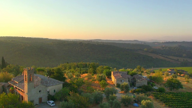 在Castello di Brolio /锡耶纳，意大利托斯卡纳，基安蒂葡萄园和传统的托斯卡纳乡村别墅的WS AERIAL DS视图视频素材