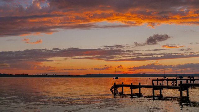 WS T/L日落在湖“Starnberger See”从白天到夜晚/德国巴伐利亚的Ambach视频素材